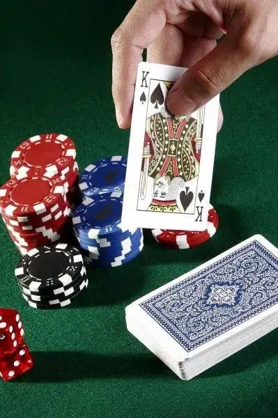 Antarmuka permainan Crazy Time di aplikasi ceme88 menampilkan roda besar dengan segmen bernomor dan kontrol taruhan mobile